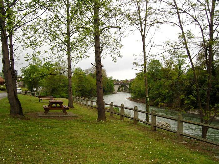 Orthez - Immobilier - CENTURY 21 Agence du Pont-Vieux - aire de pique-nique au bord du Gave