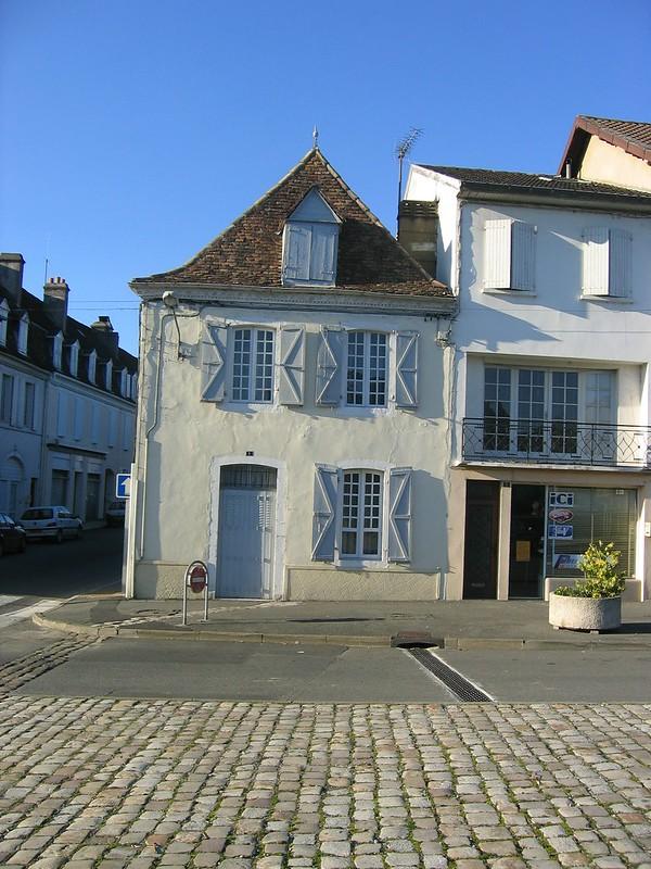 Orthez - Immobilier - CENTURY 21 Agence du Pont-Vieux - place du Foirail et ses pavés